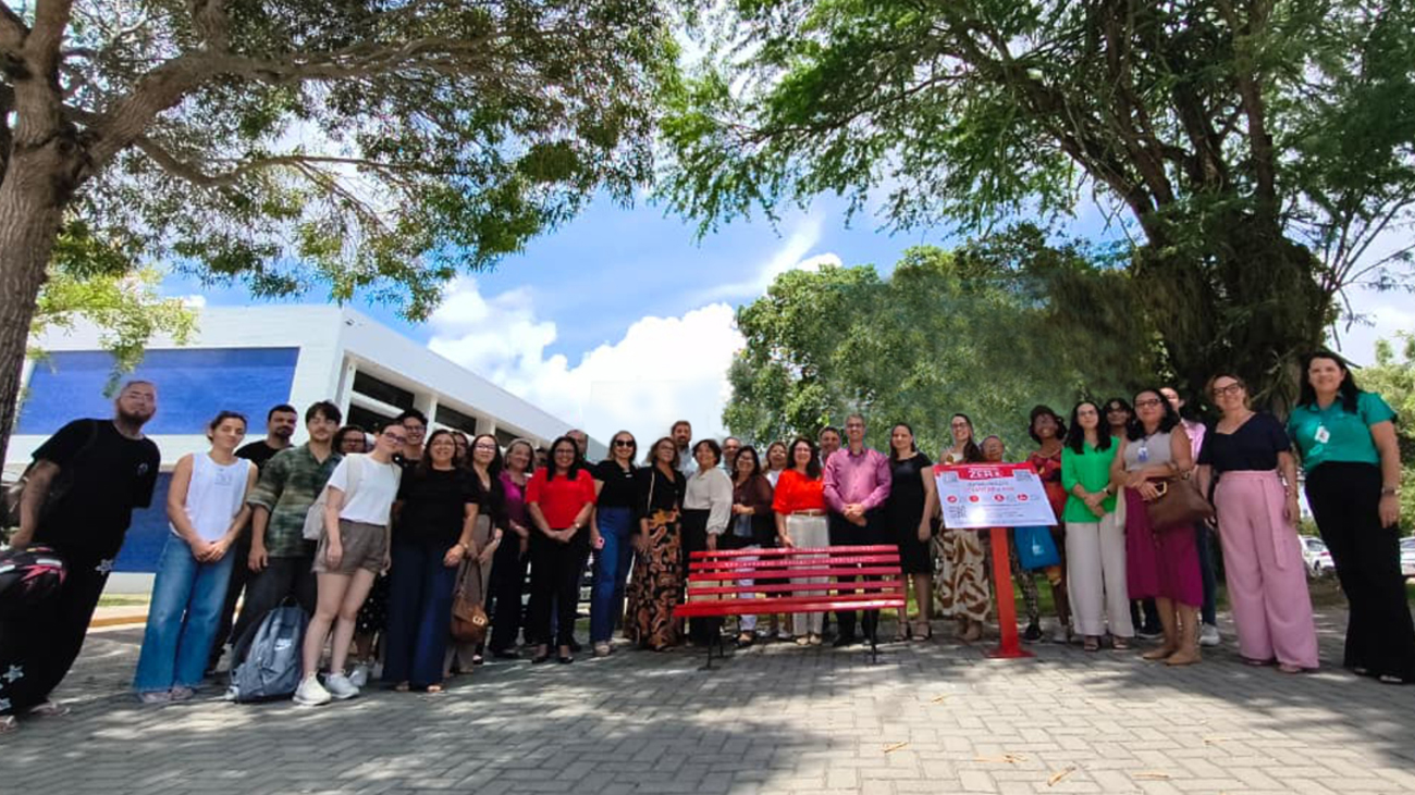 UFCG instala banco vermelho em memória das vítimas de feminicídio