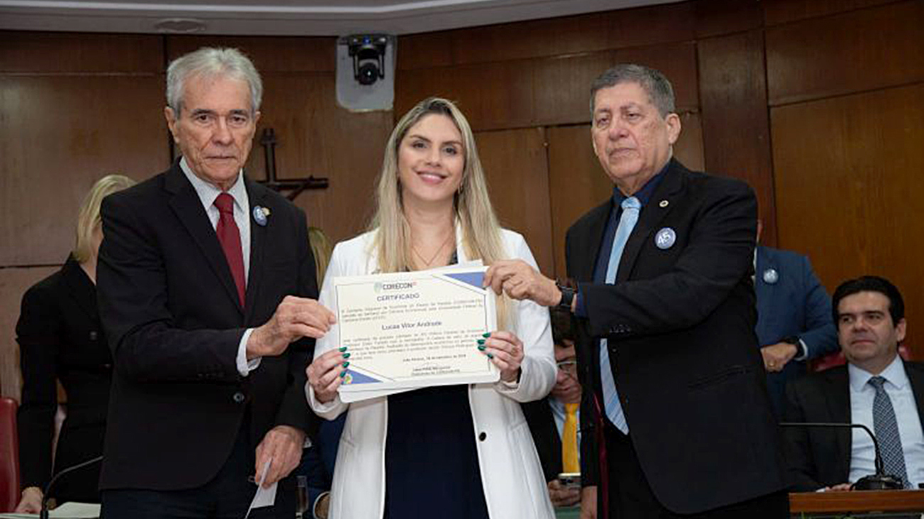 A coordenadora do curso, Allyne de Almeida, recebeu o prêmio representando o aluno e o orientador imagem sem descrição.