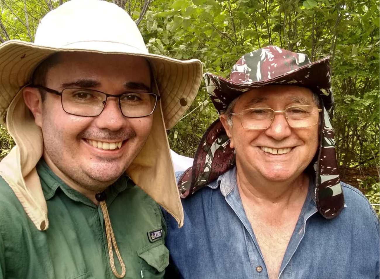 Daercio Lucena (esq.) e o pai, José Batista de Lucena, em trabalho de campo na Caatinga. imagem sem descrição.