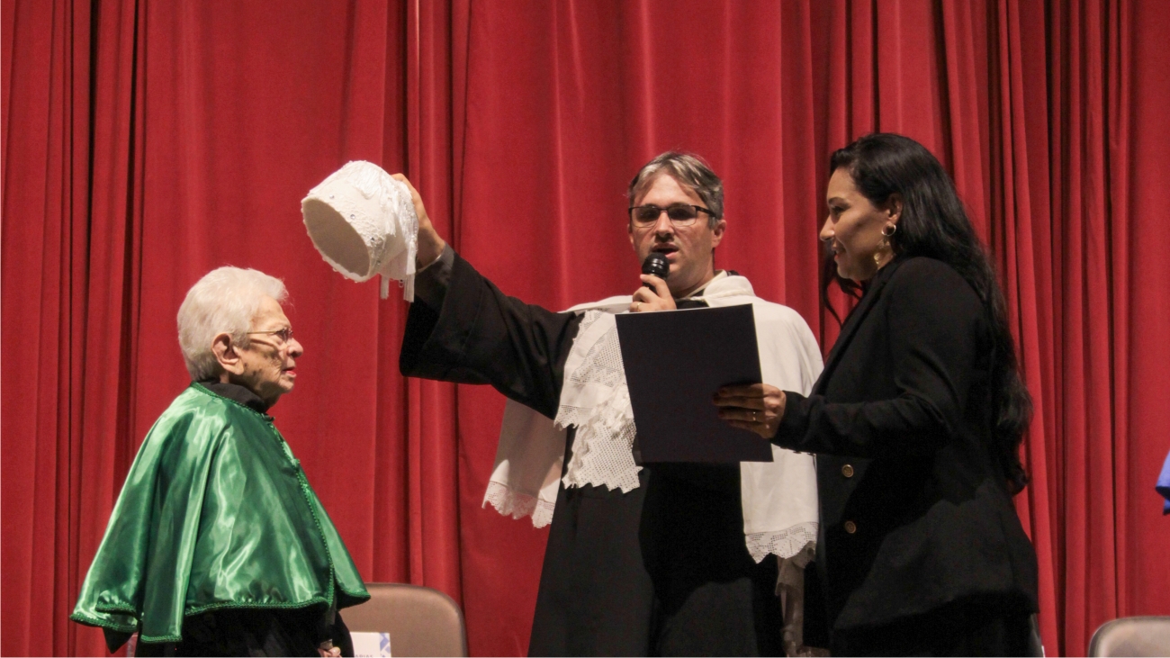 Luiza Erundina é aclamada em homenagem da UFCG