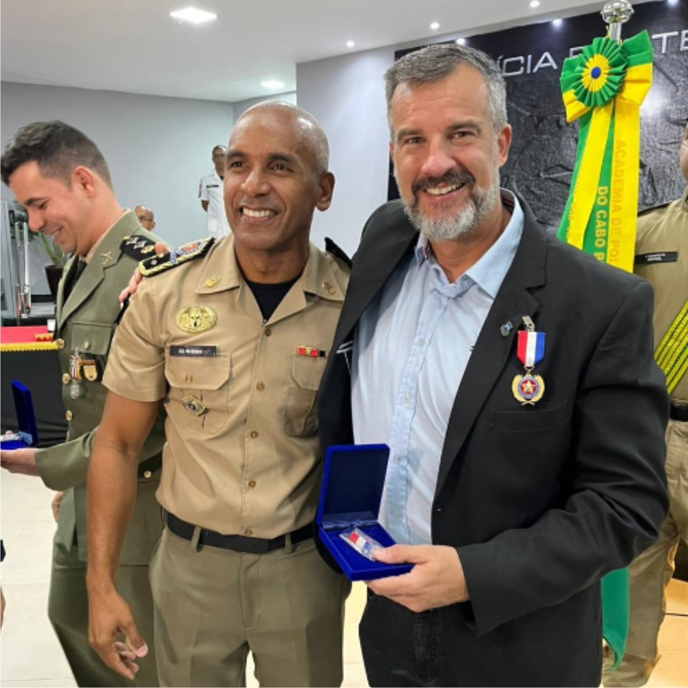 O comandante-geral da PB, coronel Sérgio Fonseca, e o professor José Maria da Nóbrega imagem sem descrição.